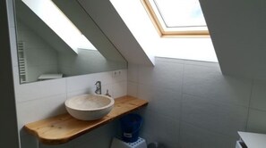 Serviettes fournies, savon, papier toilette