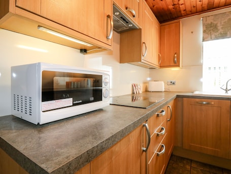 Refrigerador, tetera eléctrica, tostadora y utensilios de cocina