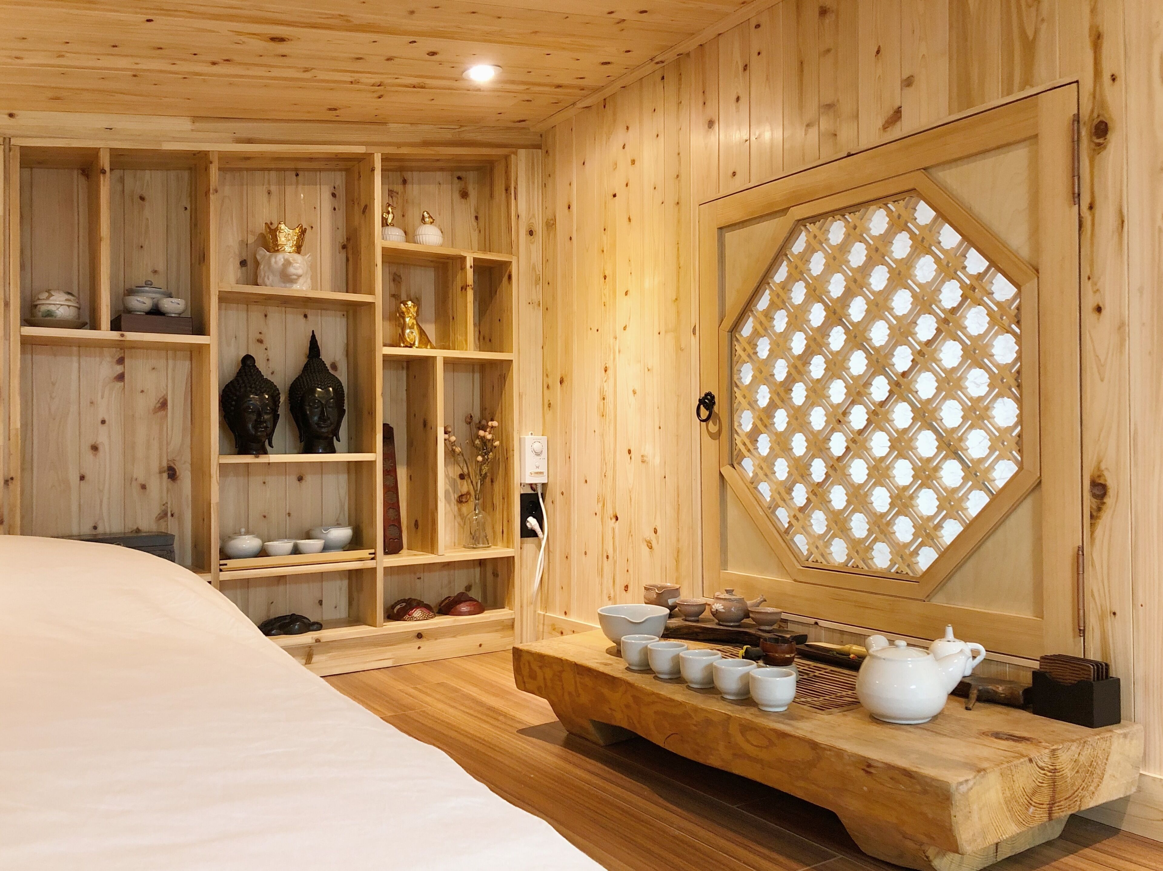 8 bedrooms, iron/ironing board, WiFi, bed sheets