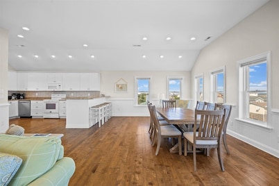 Steps to the Beach, Elevator, Modern, Gorgeous, Views, Pool, SN1020