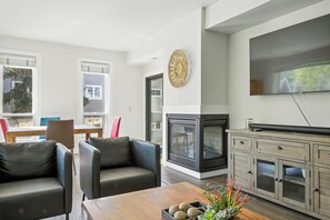 Smart-TV, Kamin, Tischtennisplatte