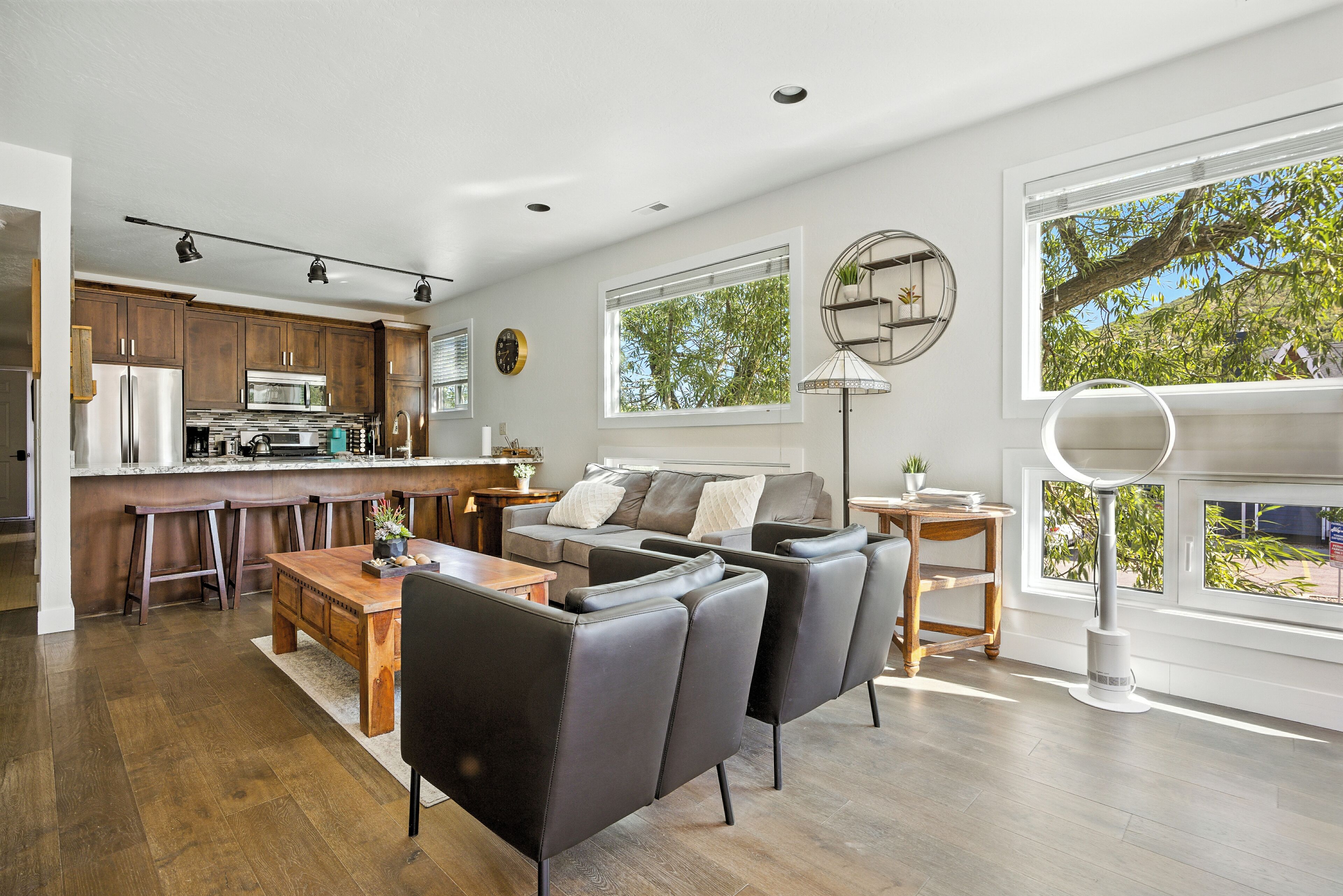 智能電視、壁爐、乒乓球設施