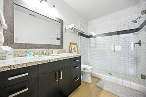 Combined shower/bathtub, hair dryer, towels - 5 minute walk to PCMR! Stylish condo in the heart of town! Hot Tub, EZ Bus. (Park City)