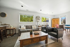 Smart TV, chimenea y tenis de mesa 