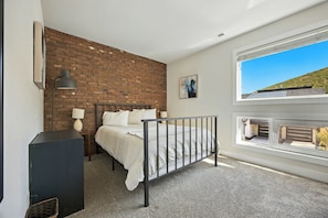 3 slaapkamers, een strijkplank/strijkijzer, gratis wifi, beddengoed