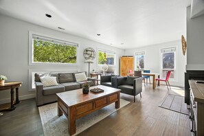 Smart-TV, Kamin, Tischtennisplatte