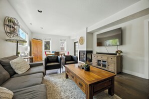 Smart TV, fireplace, ping pong - 5 minute walk to PCMR! Stylish condo in the heart of town! Hot Tub, EZ Bus. (Park City)