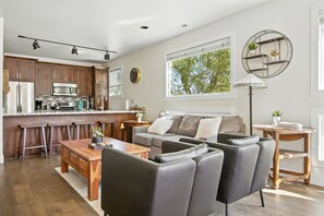 Smart-TV, Kamin, Tischtennisplatte