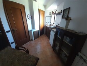 Kühlschrank, Mikrowelle, Herdplatte, Wasserkocher mit Kaffee-/Teezubehör