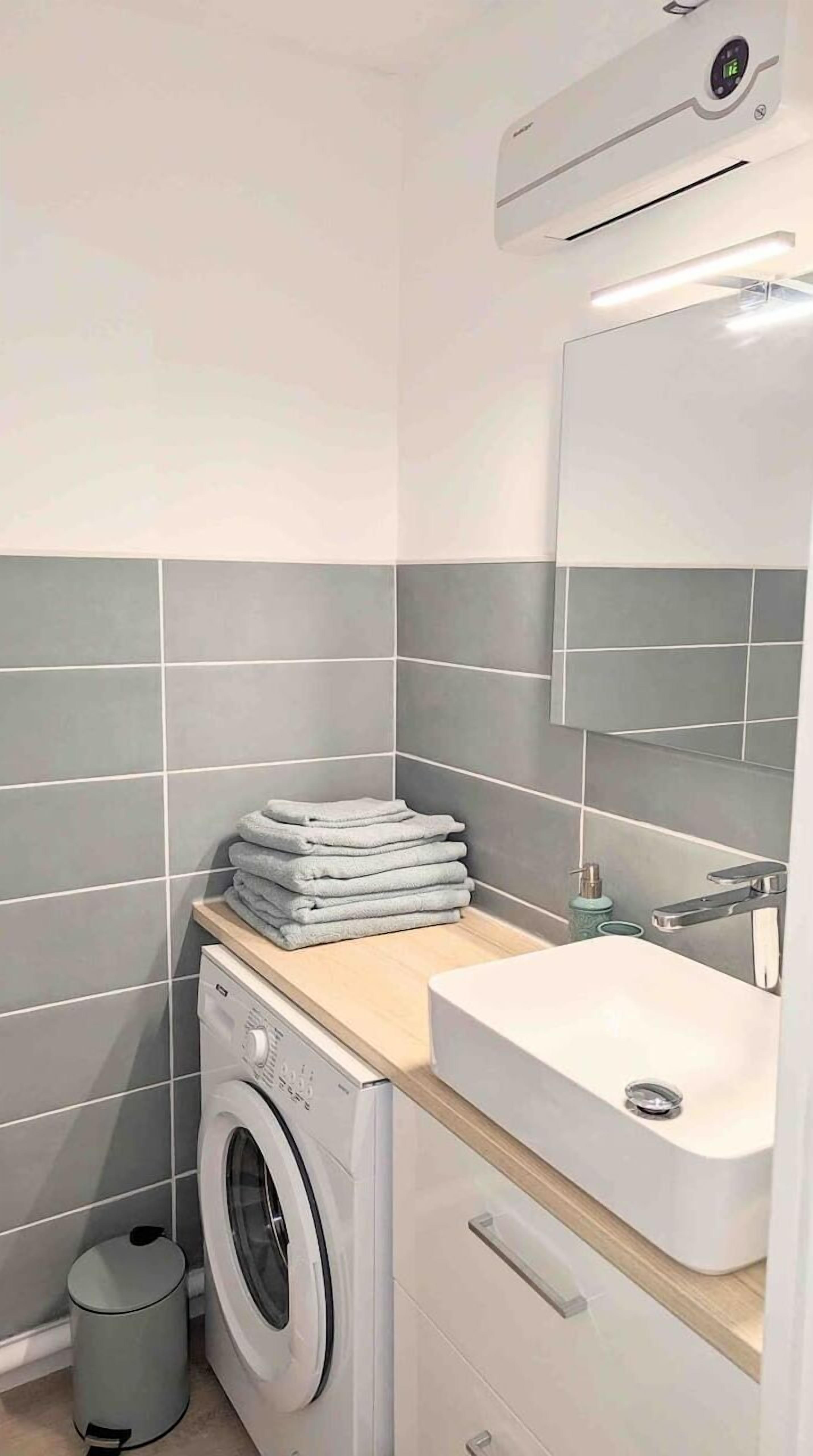 Secador de pelo, toallas, jabón y papel higiénico