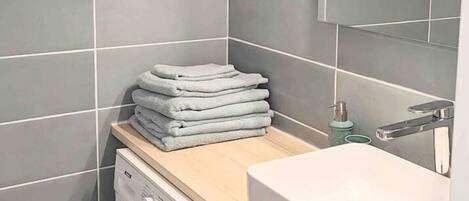 Secador de pelo, toallas, jabón y papel higiénico