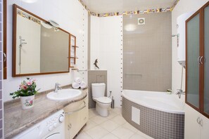 Appartement Standard | Salle de bain | Ensemble douche/baignoire, sèche-cheveux, serviettes fournies, savon