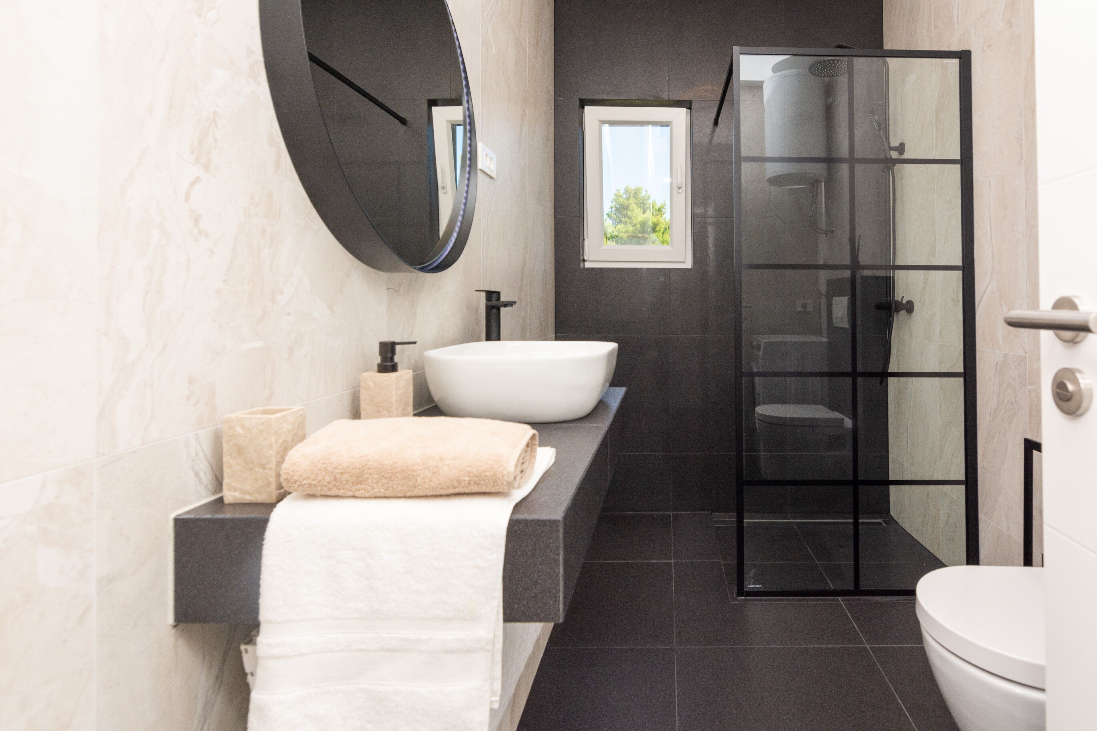 Appartement Design | Salle de bain | Séchoir à cheveux, serviettes fournies