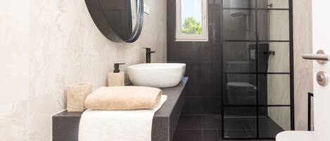 Appartement Design | Salle de bain | Séchoir à cheveux, serviettes fournies