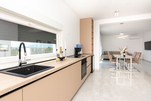 Lägenhet Design | Eget kök | Stort kylskåp, mikrovågsugn, ugn och diskmaskin