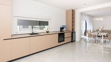 Design-Apartment | Eigene Küche | Großer Kühlschrank, Mikrowelle, Ofen, Geschirrspüler