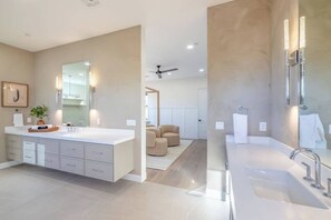 Bathtub, hair dryer, towels - HÓZHÓ Riviera Oasis | Pool, Pickleball & Slide Fun (Scottsdale)