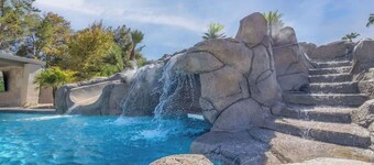 HÓZHÓ Riviera Oasis | Pool | Pickleball | Theatre