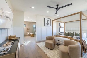 7 bedrooms, iron/ironing board, travel crib, WiFi - HÓZHÓ Riviera Oasis | Pool, Pickleball & Slide Fun (Scottsdale)