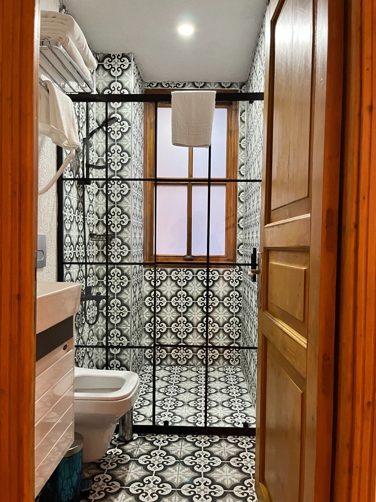 Junior-Suite | Badezimmer | Dusche, Regendusche, Haartrockner, Hausschuhe