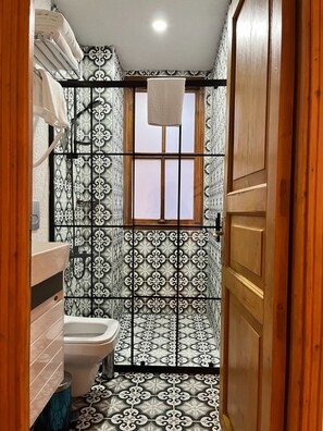 Suite Junior | Kamar mandi | Shower, pancuran hujan, pengering rambut, dan sandal