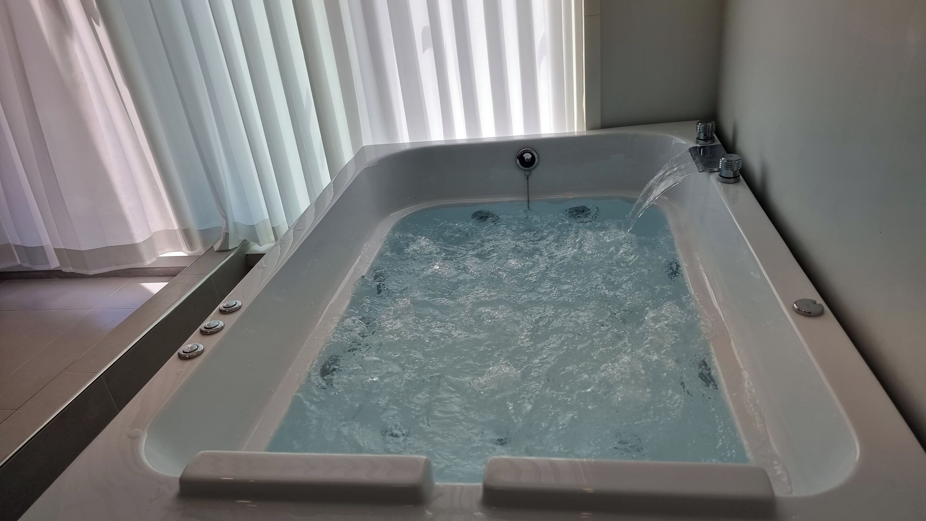 Indoor spa tub