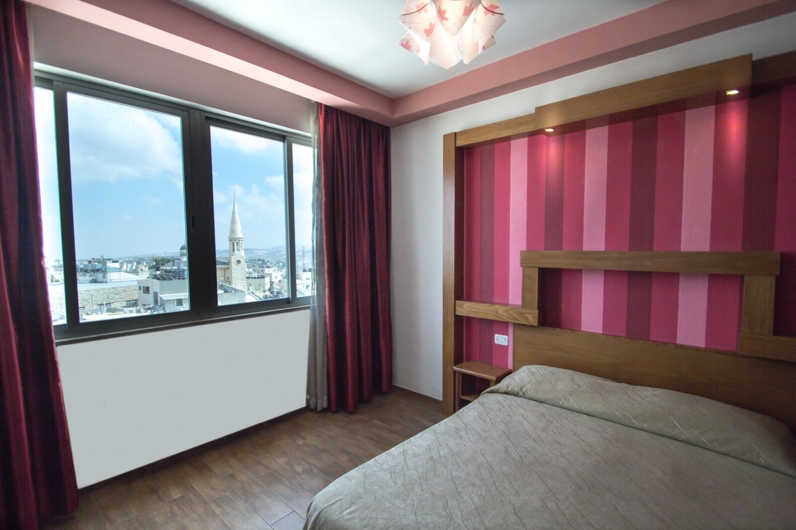 Chambre de base double ou avec lits jumeaux | Literie de qualité, couette en duvet, coffre-fort, bureau