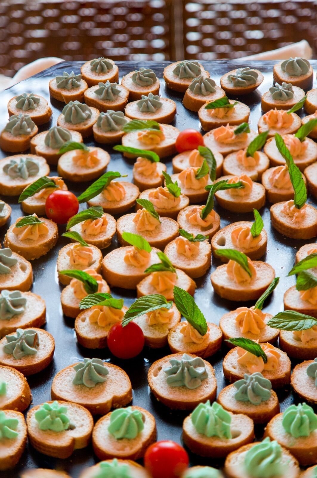 Uma bandeja de aperitivos com diversos acompanhamentos e guarnições.
