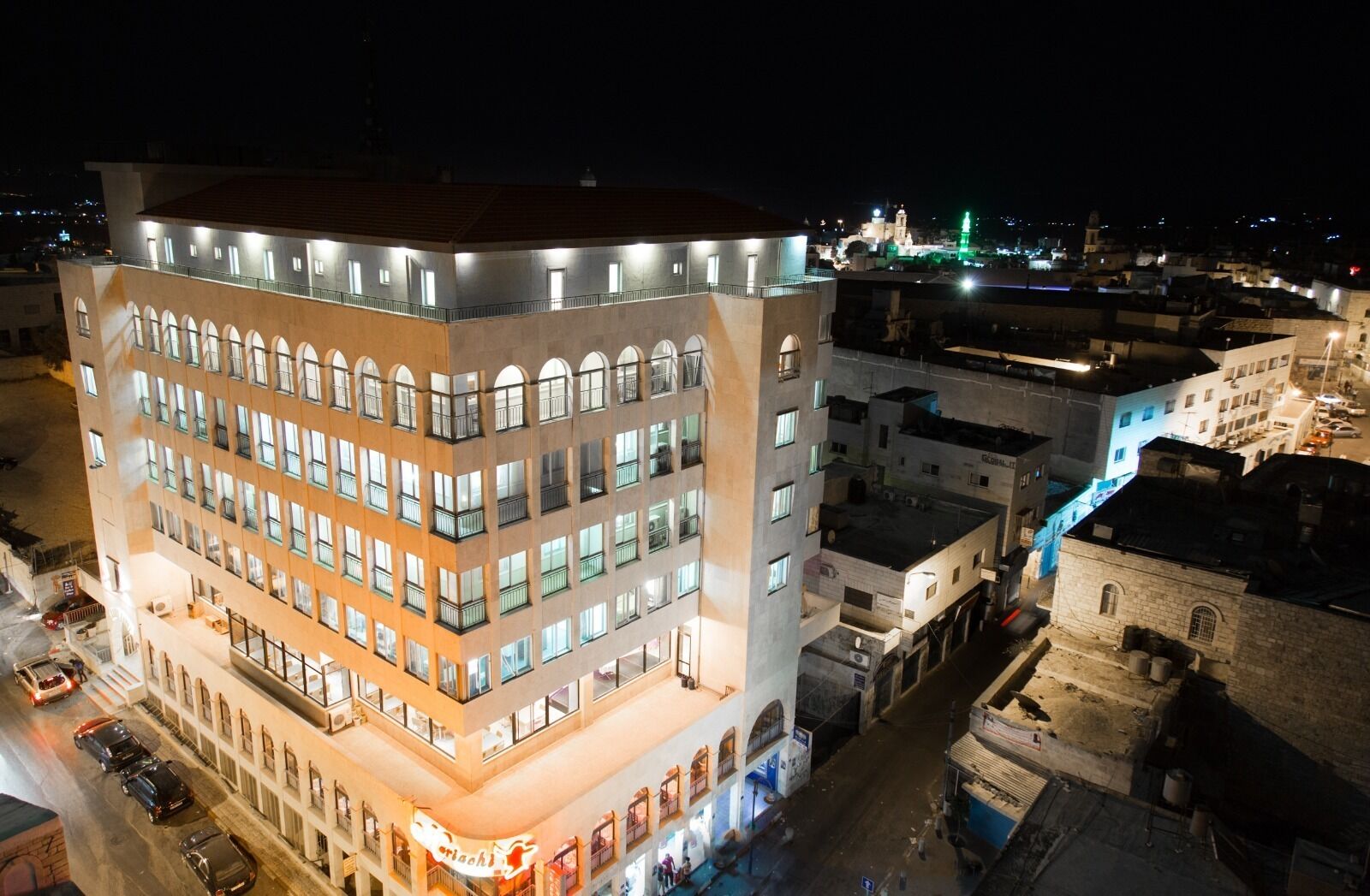 Ein mehrstöckiges Hotel mit modernem Design, mit Balkonen auf jeder Etage und einem markanten Eingang.