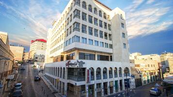 A multi-story building with a restaurant on the ground floor named "Mingobi."
