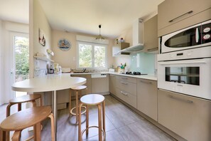 Kühlschrank, Mikrowelle, Ofen, Geschirrspüler