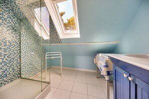 Bathtub, hair dryer - House for 8 - Garden - Near by beaches (Saint-Gildas-de-Rhuys)