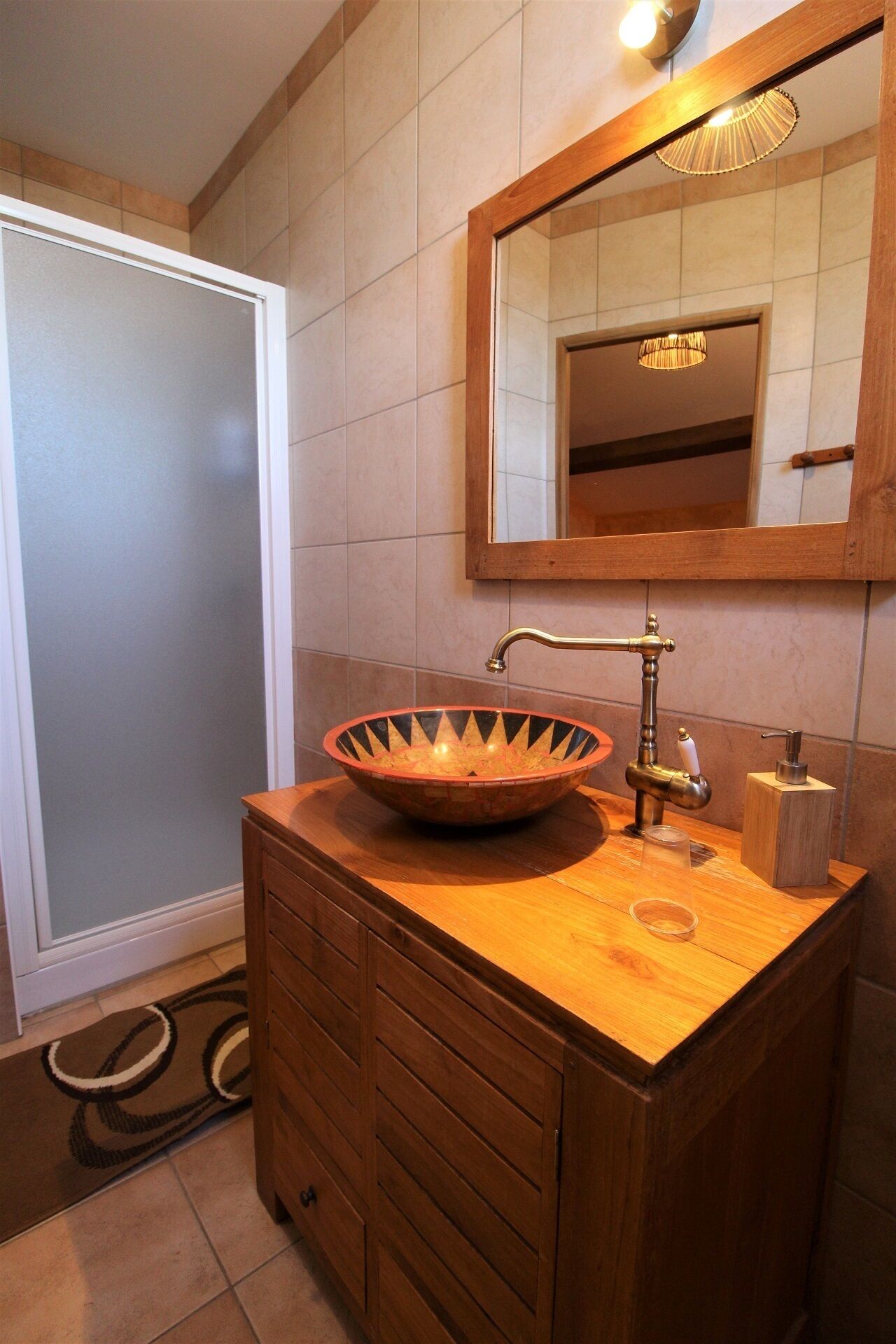 Habitación doble estándar, baño en la habitación (Indienne) | Baño | Regadera, secadora de cabello, toallas 