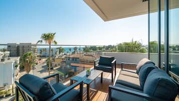 Executive Two-Bedroom Apartment with Sea View