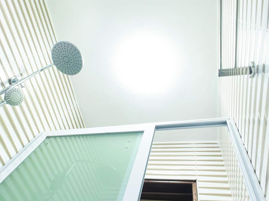 Een douche, een regendouche, gratis toiletartikelen, een haardroger