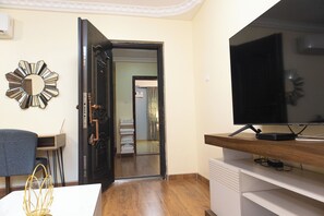 Deluxe Suite | Desk, laptop workspace, iron/ironing board, free WiFi - Jannah Villas - Ghana (Adentan)