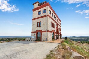 Exterior - Arc de Texas- Lafayatte Suite I ATV's, Pool, Stargazing, on 2001 acres! (Johnson City)