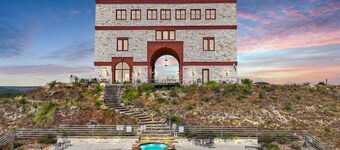 Arc de Texas- Lafayatte Suite  I ATV's, Pool, Stargazing, on 2001 acres!