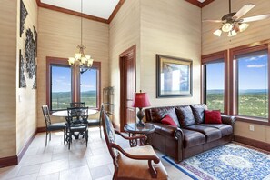 TV - Arc de Texas- Lafayatte Suite I ATV's, Pool, Stargazing, on 2001 acres! (Johnson City)