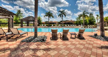 Upstay: Modern Home w Pool, Games & BBQ—Sleeps 18