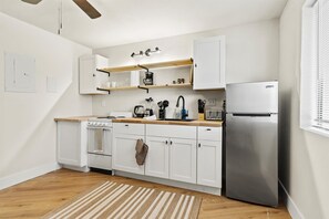 Mikrowelle, Herdplatte, Wasserkocher mit Kaffee-/Teezubehör, Toaster