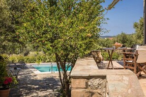Outdoor dining - Eleonas Houses - Kardamili's  Bianca Poolside Gem (Kardamyli)
