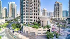 Un edificio residencial alto con un patio central, rodeado por otros edificios de gran altura.