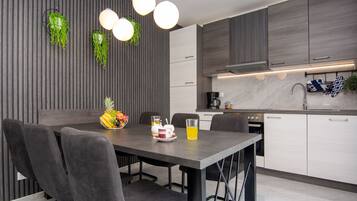 Design-Apartment | Eigene Küche | Großer Kühlschrank, Mikrowelle, Ofen, Geschirrspüler