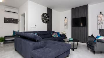 Leilighet – design | Oppholdsområde | En 100-centimeters Flatskjerm-TV med Parabol-TV