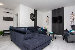 设计公寓 | 起居区 | 100-厘米纯平电视（配备卫星频道）