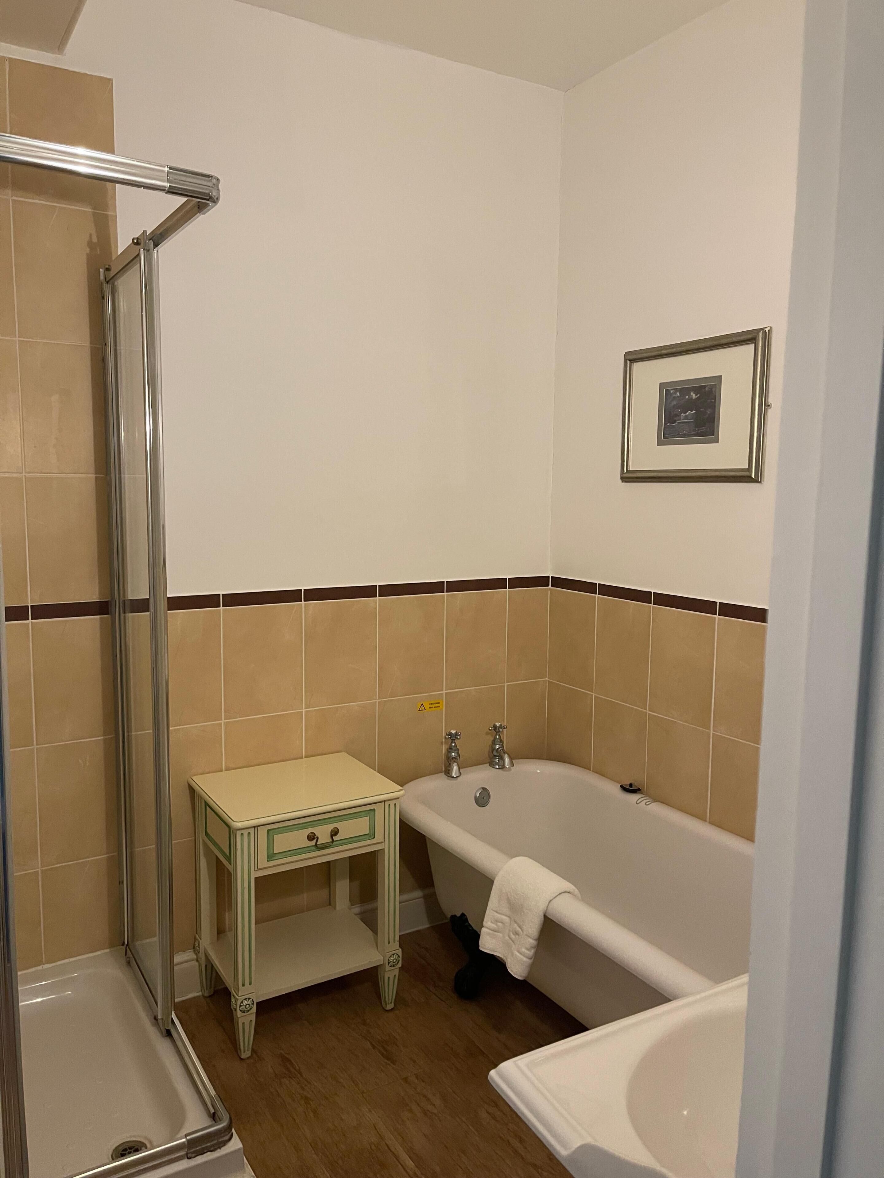 Suite Deluxe | Baño | Regadera tipo lluvia, amenidades de baño gratuitas, secadora de cabello 