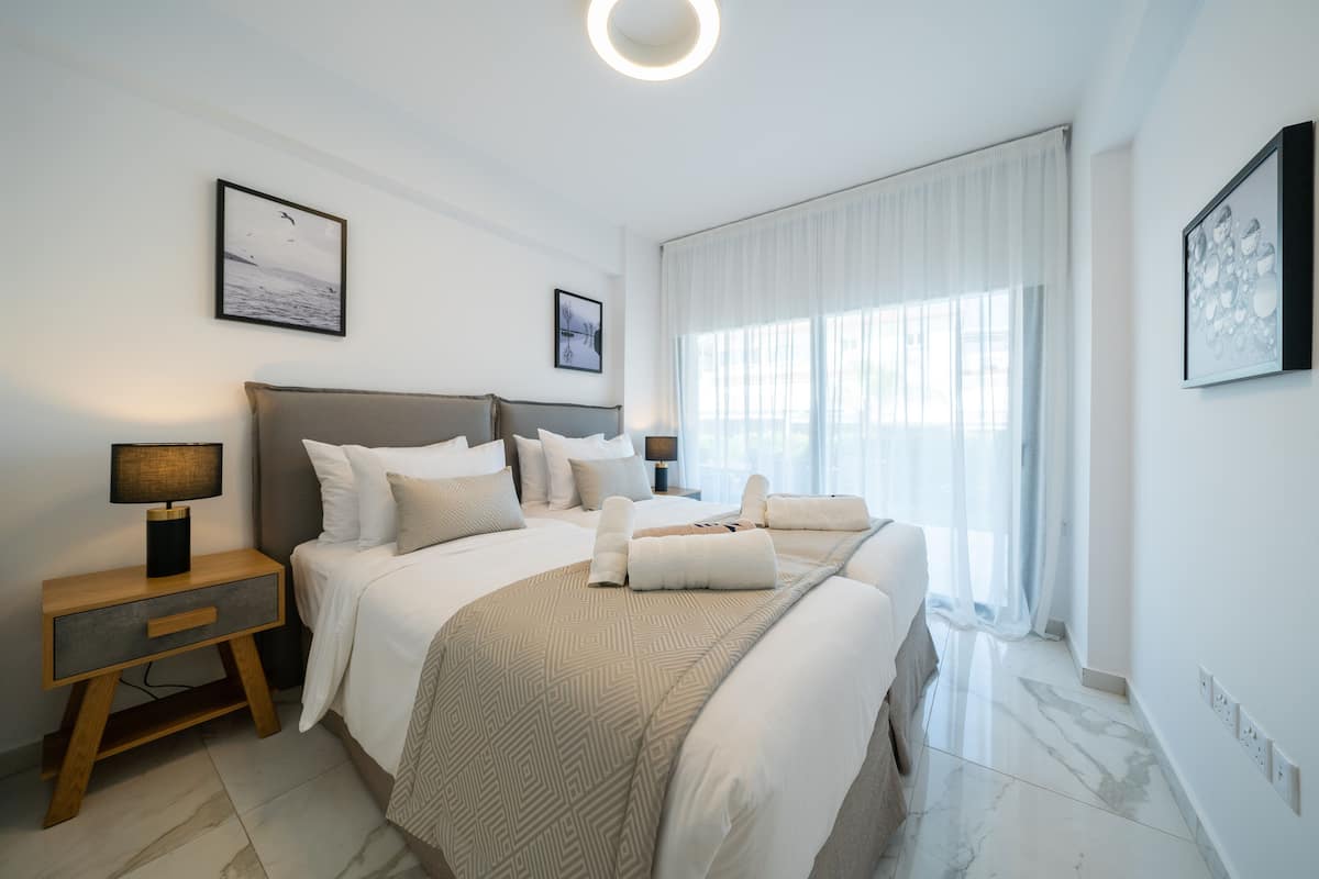 Superior Three-Bedroom Apartment | 1 camera, cassaforte in camera, una scrivania, postazione laptop