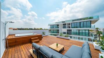 Executive Three-Bedroom Penthouse with Sea view & Jacuzzi | In-room safe, desk, laptop workspace, soundproofing