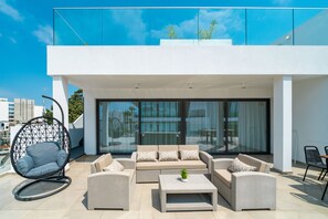 Executive Three-Bedroom Penthouse with Sea view & Jacuzzi